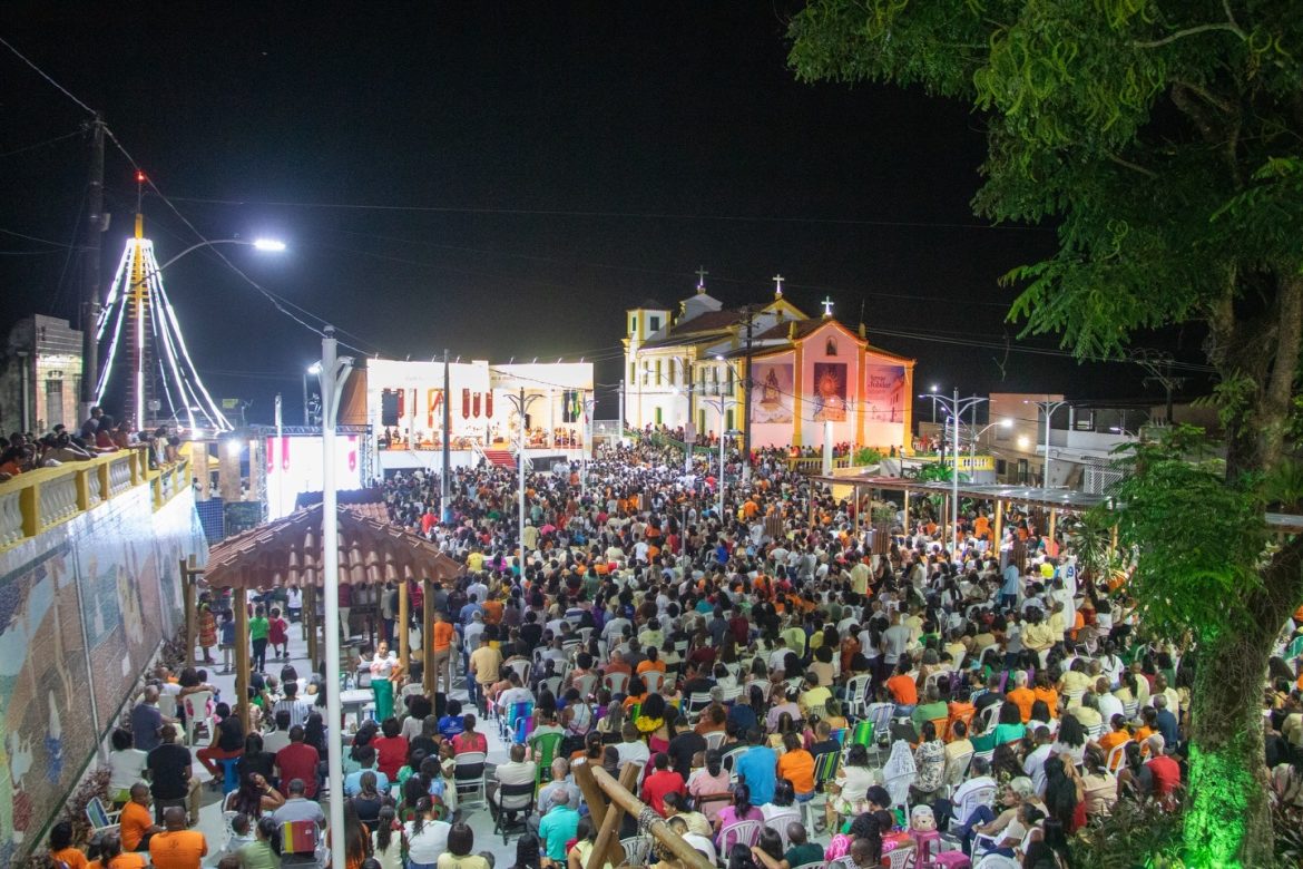 festejos-de-nossa-senhora-das-candeias-reunem-centenas-de-fieis