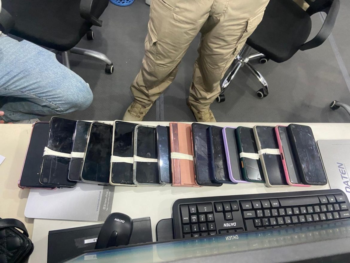 mulher-e-presa-pela-pm-com-15-celulares-no-furdunco